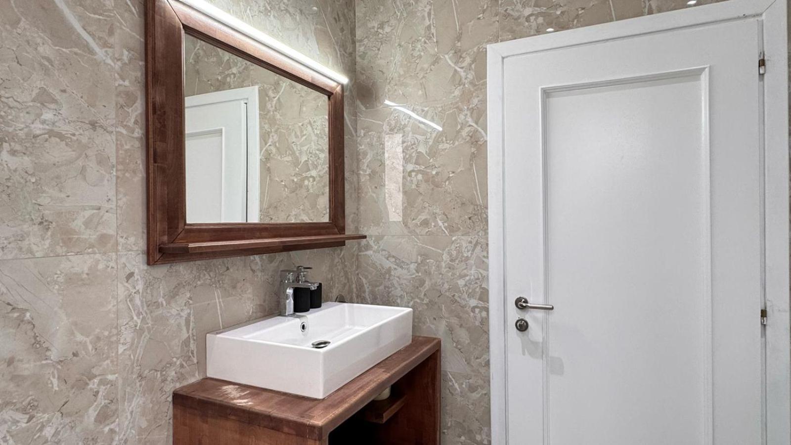 Appartamento Terrace Flat In Heart Of Tirana Esterno foto